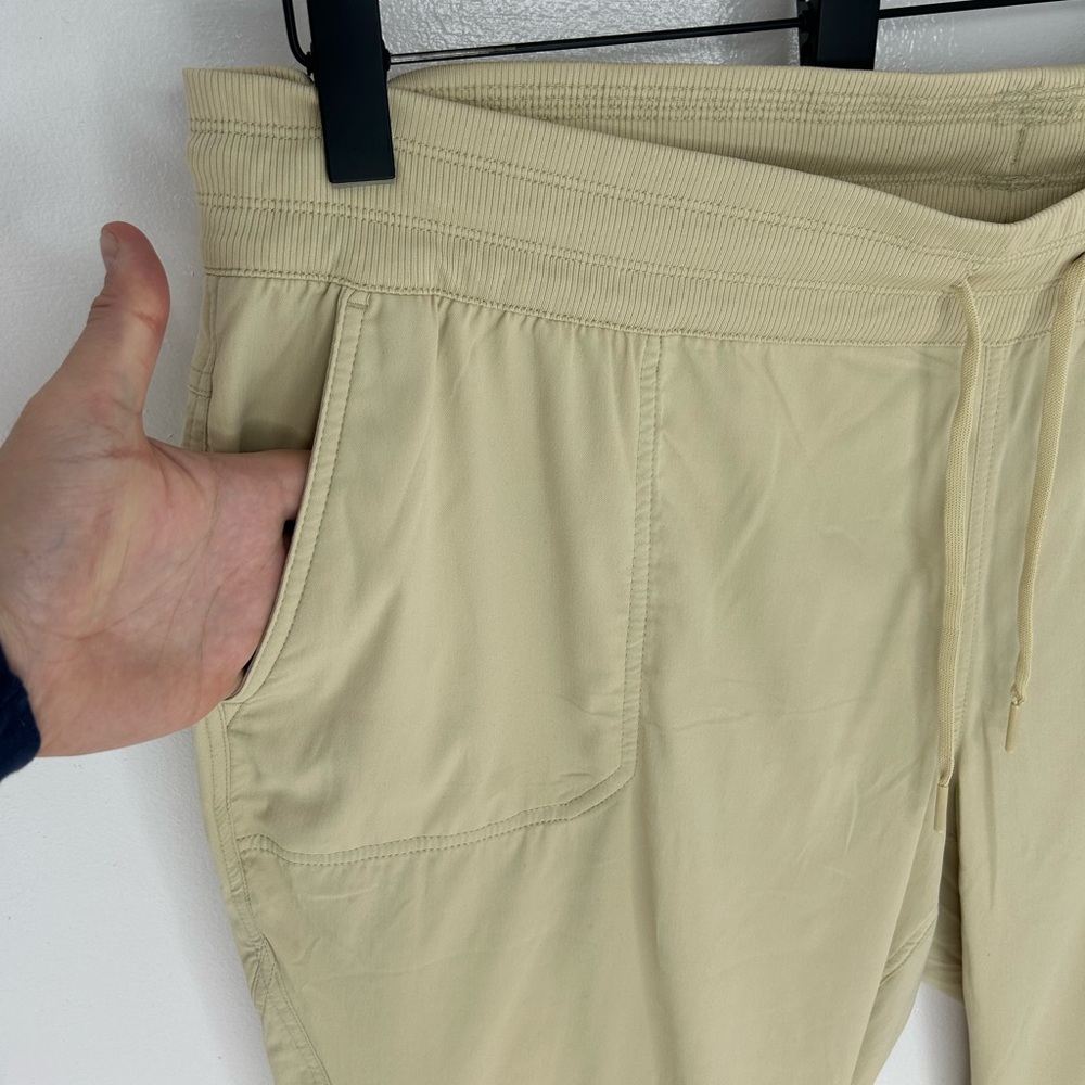 The North Face NWT Aphrodite Motion Capri Pants Size 3XL Gravel Beige 43x24.5 - Picture 4 of 14